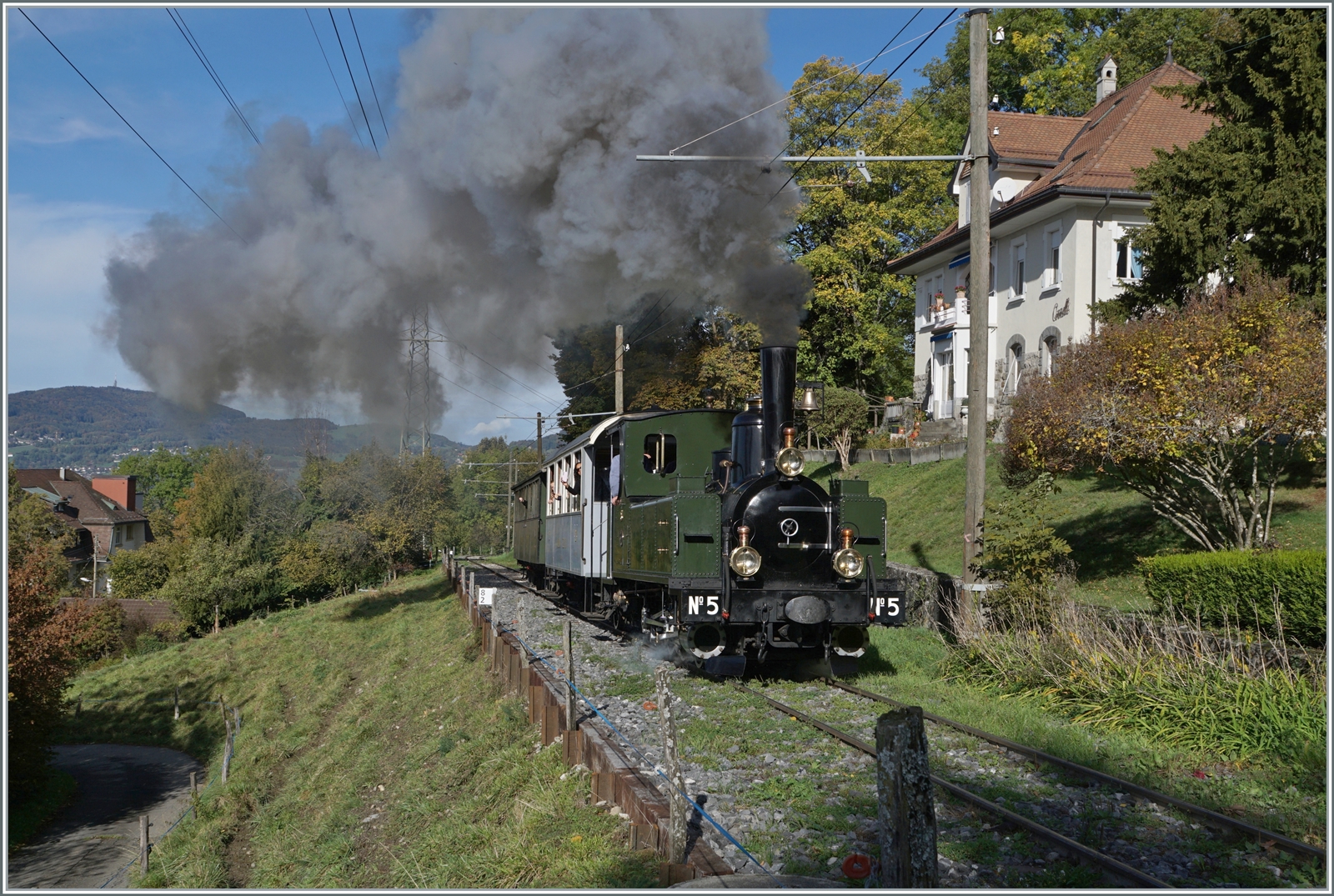  La DER de la Saison  - Die kleine Dampflok raucht wie eine grosse; was den Fotografen freut freut nicht unbedingt die Anwohner... Die G 3/3 N° 5 ist bei Chaulin auf dem Weg nach Chamby.

28. Oktober 2023
