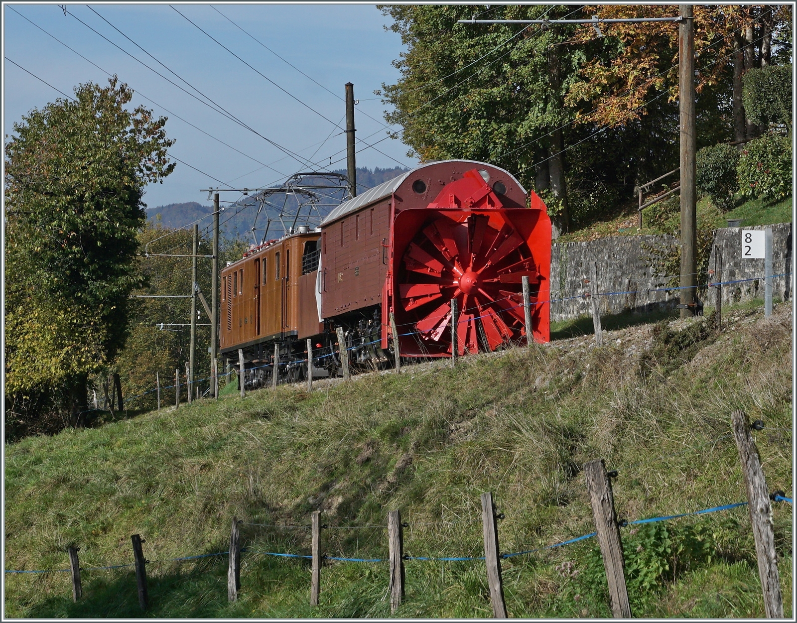  La DER de la Saison!  (Saisonabschlussfeier der Blonay-Chamby Bahn 2022): nach vier Jahren war die Xrotd 1052 wieder auf die Strecke unterwegs, nicht dass es geschneit hätte, aber die Rückkehr der Ge 4/4 81 bot wohl eine willkommene Gelegenheit zu dieser seltenen Fahrt. Bei Chaulin, den 30. Okt. 2022 