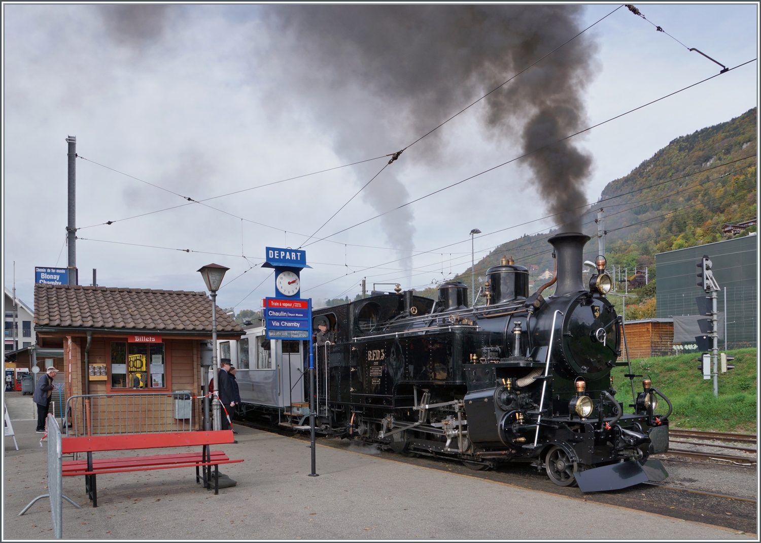  La DER de la Saison 2023  Kohle ist nicht gleich Kohle, und so rauchen seit Februar 2022 die B-C Loks zur Freude der Bahnfotografen ganz besonders schön. Die BFD HG 3/4 N° 3 wartet in Blonay mit ihrem Zug in Richtung Chamby auf die Abfahrt.

29. Okt. 2023