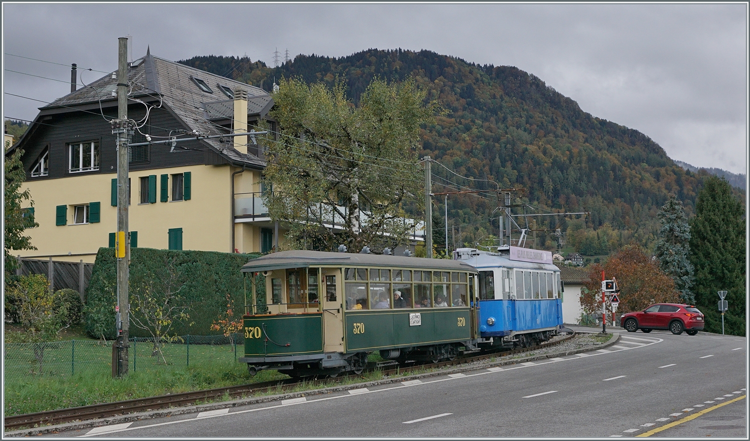  La DER de la Saison 2023 bis!  - Familien ins Museum - eine regionale Aktion, welche Familien Gelegenheit gibt die örtlichen Musen zu besuchen und da gehört die Blonay-Chamby Museumsbahn natürlich auch dazu, folglich öffnete das Museum in Chaulin am Sonntag den 5. November seine Türen und setzte für die Anreise einige Züge ab Blonay ein. Im Bild der Ce 2/3 28 der TL mit einem Beiwagen bei der Abfahrt in Blonay nach Chaulin.

5. November 2023