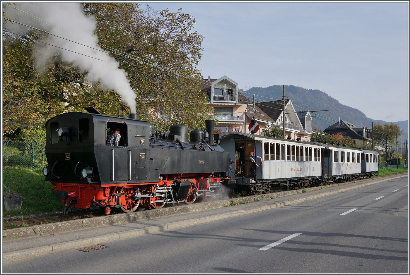 La DER de la Saison / Das Saison Ende der Blonay Chamby Bahn 2024 - Seit einigen Jahren zeigt die Blonay Chamby Bahn zum Saison Ende mit einem verdichteten Fahrplan noch einmal ihrere herrlichen Fahrzeuge im Einsatz. Die SEG G 2x 2/2 105 erreicht mit einem schmuckne Zug den Bahnhof von Blonay. 

27. Okt. 2024