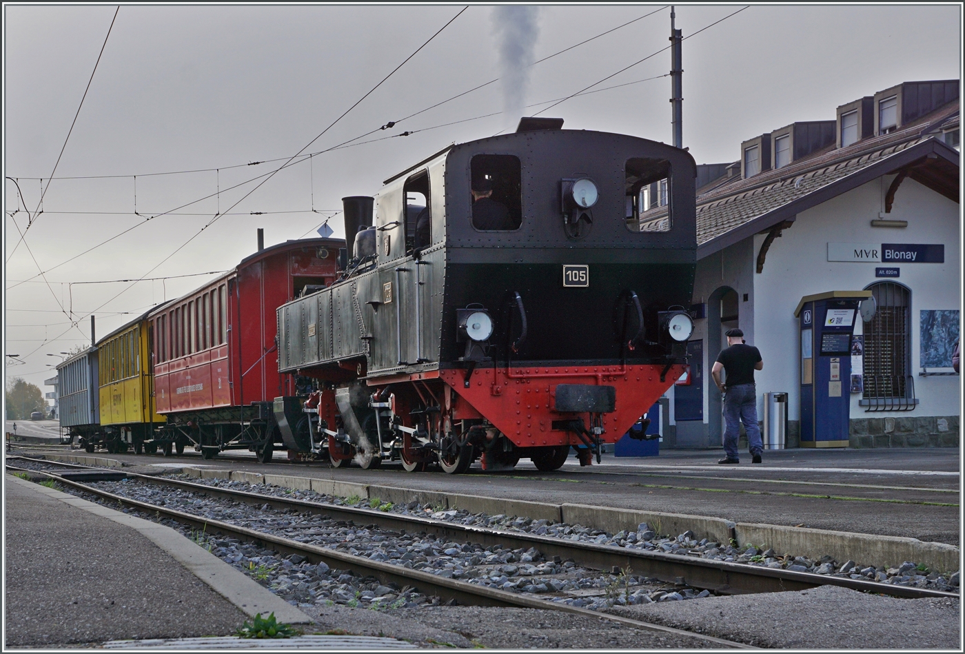La DER de la Saison / Das Saison Ende der Blonay Chamby Bahn 2024 - Die SEG G 2x 2/2 105 der Blonay Chamby Bahn wartet mit ihrem Riviera Belle Epoque Zug auf die Abfahrt nach Vevey. 

27. Oktober 2024