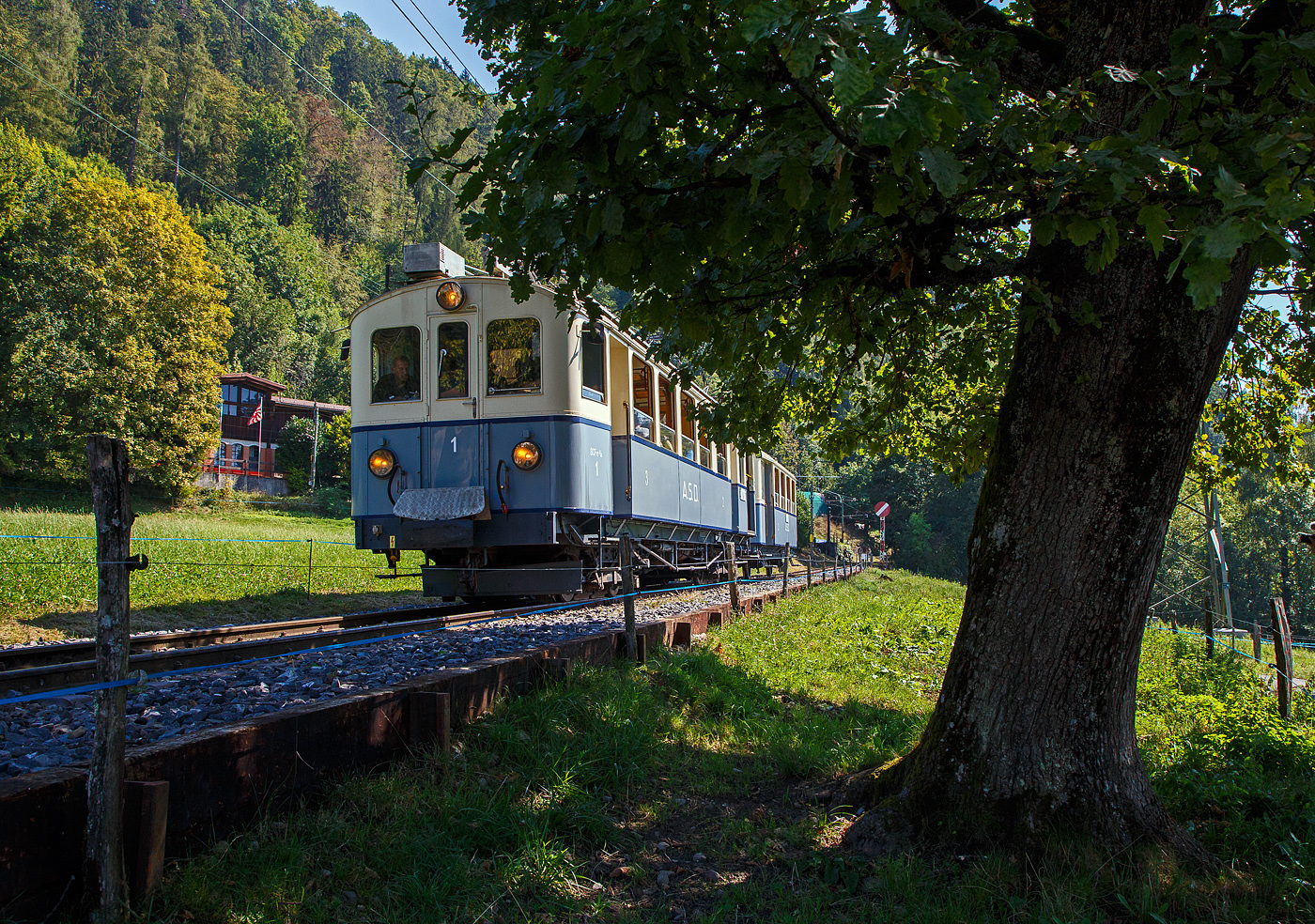  Le Chablais en fête  bei der Blonay Chamby Bahn. Die Eröffnung des ersten Teilstückes der Bex - Villars vor 125 Jahren, sowie die vor 80 Jahren erfolgte Fusion einiger Strecken im Chablais war der Anlass zum diesjährigen Herbstfestivals  Le Chablais en fête  bei der Blonay-Chamby Bahn. Als besondere Attraktion zeigt sich der ASD BCFe 4/4 N° 1  TransOrmonan  der ASD mit seinem C² 35 als Gastfahrzeug. Das Bild zeigt den 1913 gebauten und 1941 umgebauten BCFe 4/4 N° 1 auf der Fahrt von Museumsbahnhof nach Blonay bei Chaulin.

Hier als Vergleich zu Stefans wunderschönem Bild auch am 09 September 2023 an fast gleicher Stelle, Stefan steht etwas rechts von mir. 
