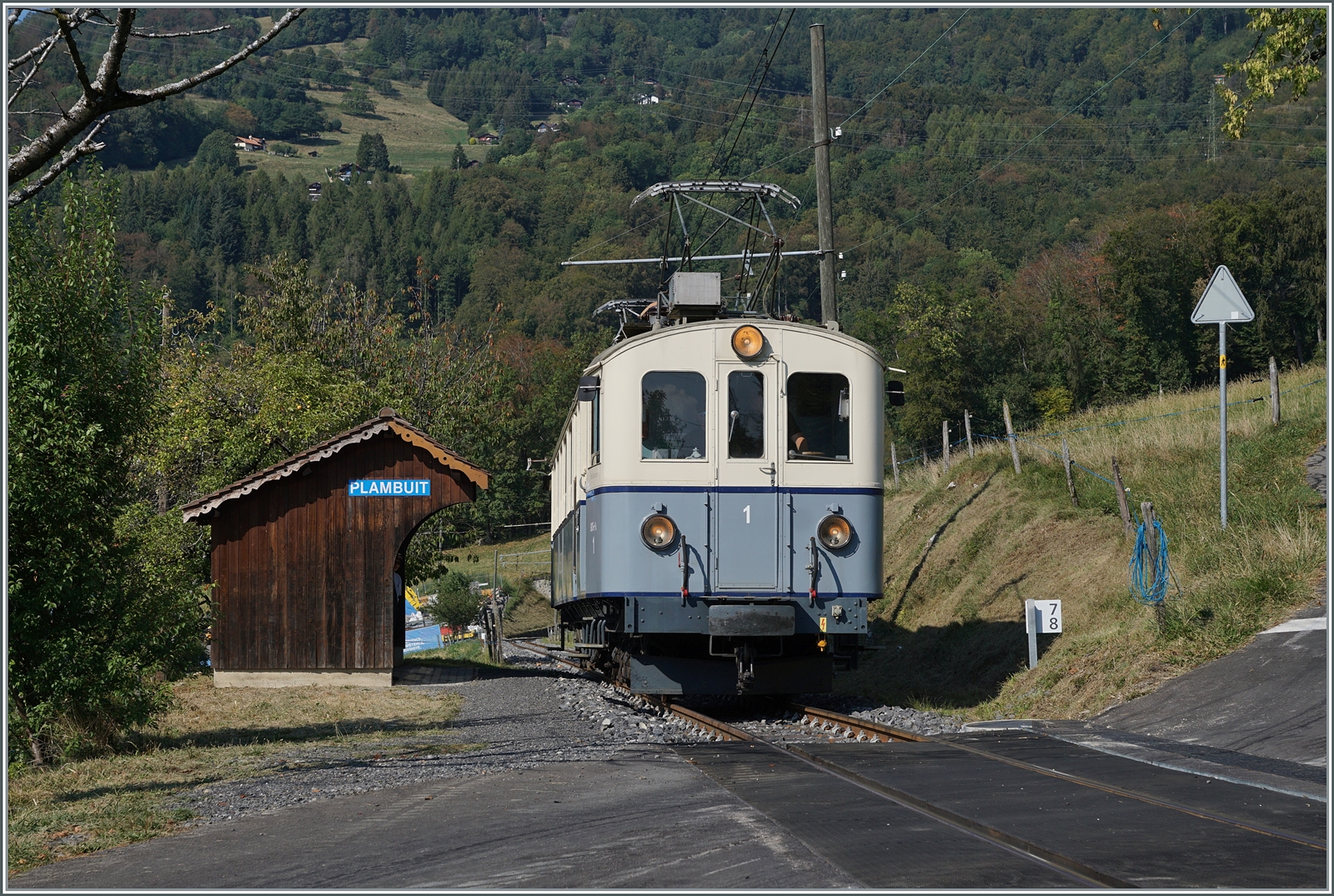 Le Chablais en fête  bei der Blonay Chamby Bahn. Der bestens gepflegte ASD BCFe 4/4 N° 1 bei seiner  Rund -Fahrt von Chaulin nach Cornaux und Chamby und zurück nach Chaulin beim Fotohalt in  Plambuit  resp. Cornaux.

9. September 2023