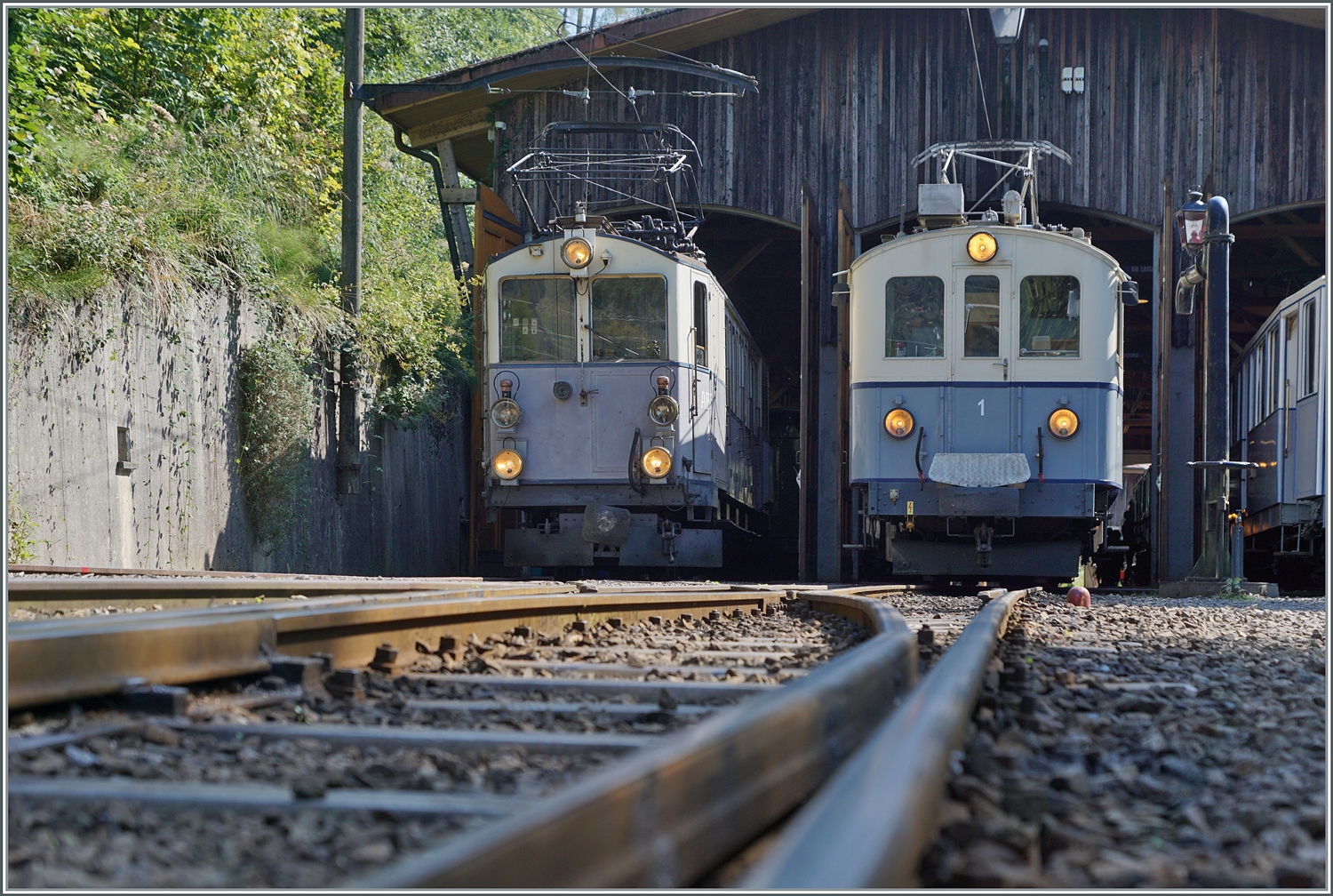  Le Chablais en fête  bei der Blonay Chamby Bahn. Zwei Triebwage mit dem selben Baujahr in Vergleich: Der ASD BCFe 4/4 N° 1 (jedoch 1940 restauriert) und der LLB BCFeh 4/4 N° 10 in Chaulin 

9. September 2023