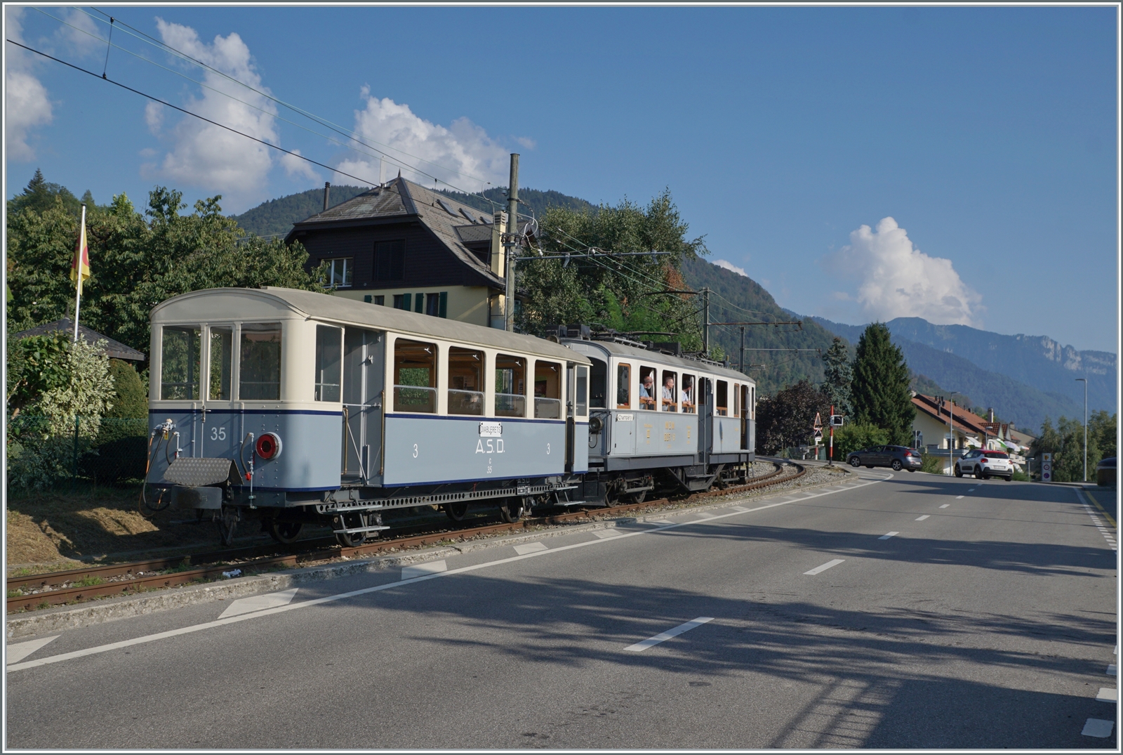  Le Chablais en fête  bei der Blonay Chamby Bahn. Der mit dem 1913 gebauten und 1940 umgebauten BCFe 4/4 N° 1 der ASD bei der Blonay-Chamby Bahn mitgekommee Reisezugwagen B 35 verkehrte, wie dieses Bild zeigt, auch mit den für ihn  fremden  Triebwagen. 

9. September 2023 