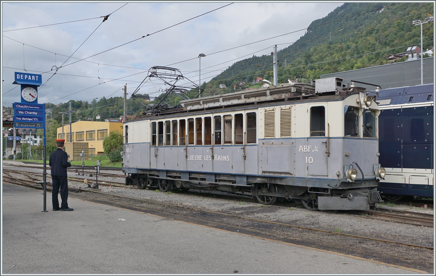 Les chemins de fer disparus - Die verschwundenen Bahnen (LLB 1915 - 1967) Der Leuk Leukerbad Bahn (LLB) Triebwagen mit der Anschrift ABFe 2/4 N° 10 der Blonay Chamby Bahn beim Manöver in Blonay. 

14. September 2025