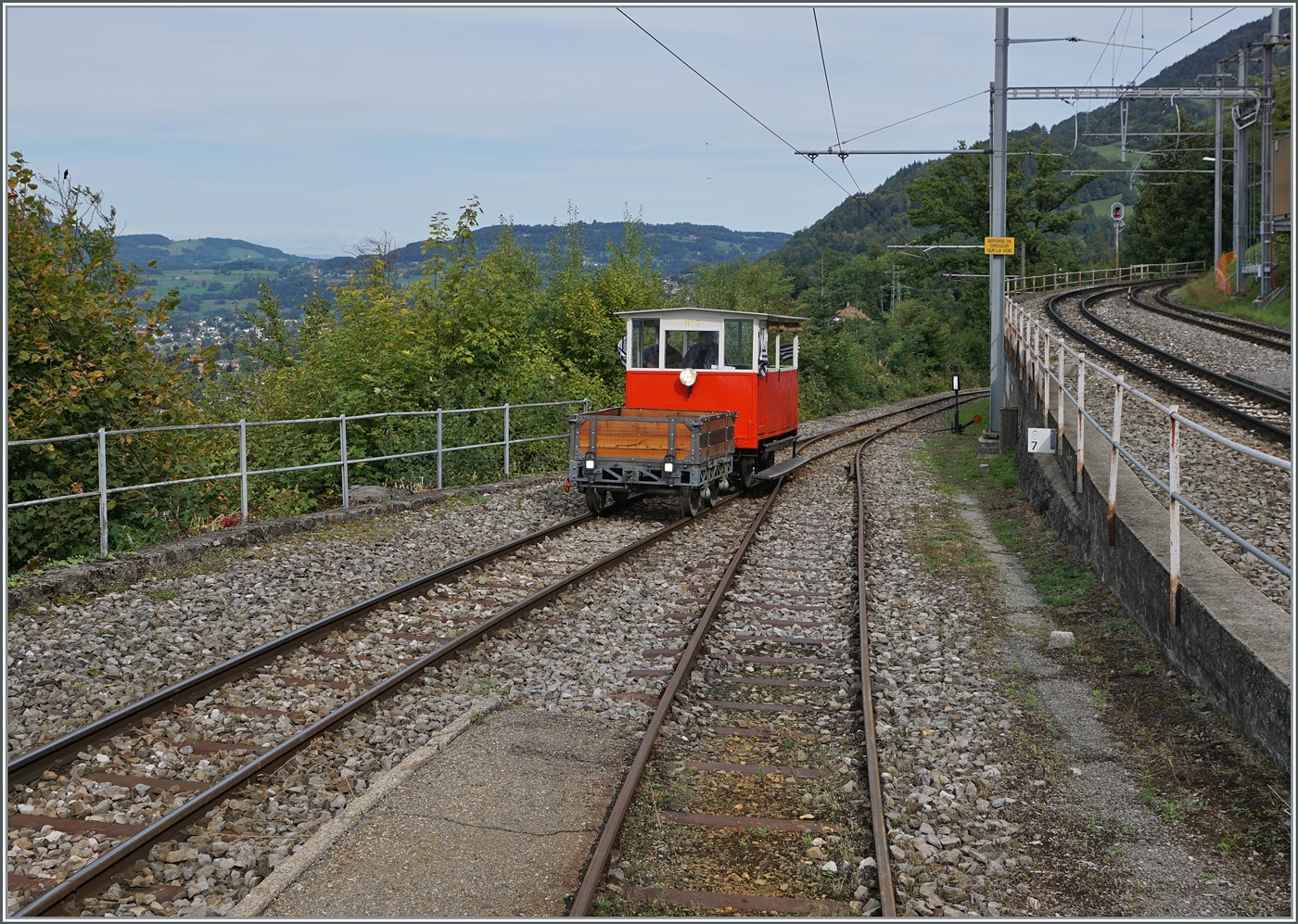 Les chemins de fer disparus - Die verschwundenen Bahnen (Réseaux Breton 1891 - 1964 / CEV St-Légier - Châtel St-Denis 1904 - 1969) die kleine Dm 2/2 N° 3 Biniou steht symbolisch für die meisten  verschwundenen Bahnlinien  an diesem Herbstevent: allein in der Heimat des Biniou sind in der Bretagne sind gegen 425 km verschwunden, dazu kommt noch die Strecken von St-Légier nach Châtel st-Denis, bei welcher die Dm 2/2 n° 3 aktiv beim Abbau mithelfen musste. Etliche Gleise dieser Strecke konnten übrigens beim Bau des Museumsbahnhofs von Chaulin verwendet werden. Im Bild erreicht die Dm 2/2 N 3 von Chaulin kommend als Zug 3017 Chamby. 13. September 2025