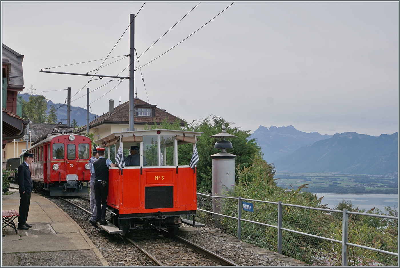 Les chemins de fer disparus - Die verschwundenen Bahnen (Réseaux Breton 1891 - 1964 / CEV St-Légier - Châtel St-Denis 1904 - 1969) die kleine Dm 2/2 N° 3 Biniou steht symbolisch für die meisten  verschwundenen Bahnlinien  an diesem Herbstevent: allein in der Heimat des Biniou sind in der Bretagne sind gegen 425 km verschwunden, dazu kommt noch die Strecken von St-Légier nach Châtel st-Denis, bei welcher die Dm 2/2 n° 3 aktiv beim Abbau mithelfen musste. Etliche Gleise dieser Strecke konnten übrigens beim Bau des Museumsbahnhofs von Chaulin verwendet werden. Im Bild zeigt sich die Dm 2/2 N 3 in Chamby um später nach Chaulin zu fahren. 

13. September 2025