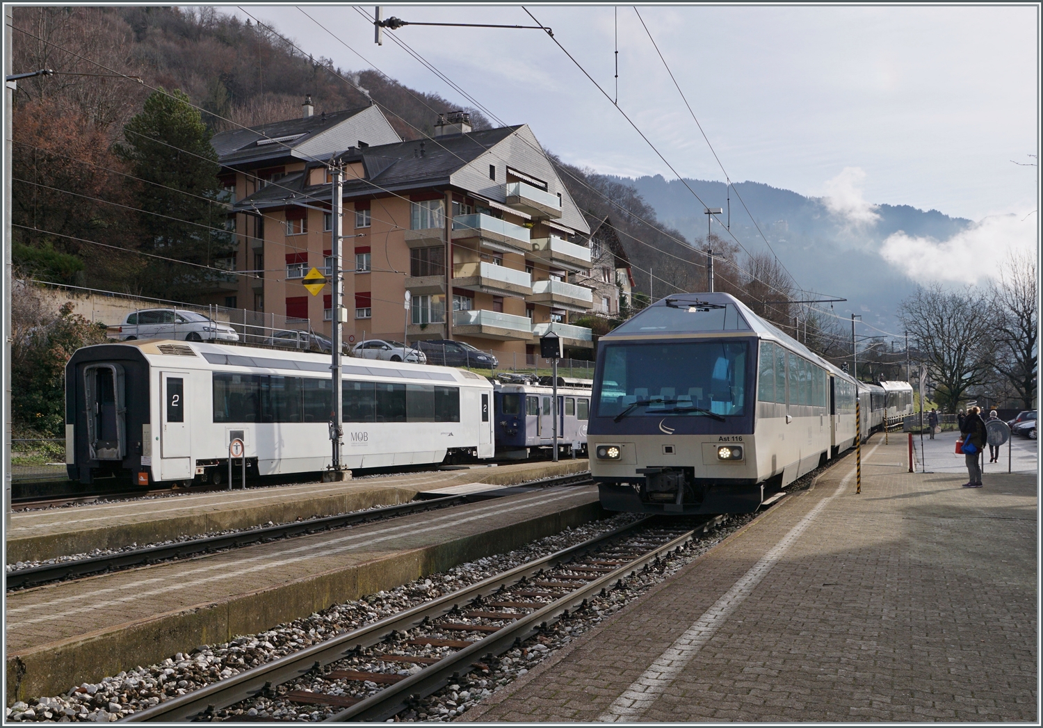 Mit dem Ast 116 an der Spitze erreicht ein MOB Panoramic Express von Zweisimmen nach Montreux Chernex. Links im Bild ein Panorama Wagenkasten der seiner Test-Umspurdrehgestelle beraubt nun auf bessere Zeiten hofft.

4. Januar 2023