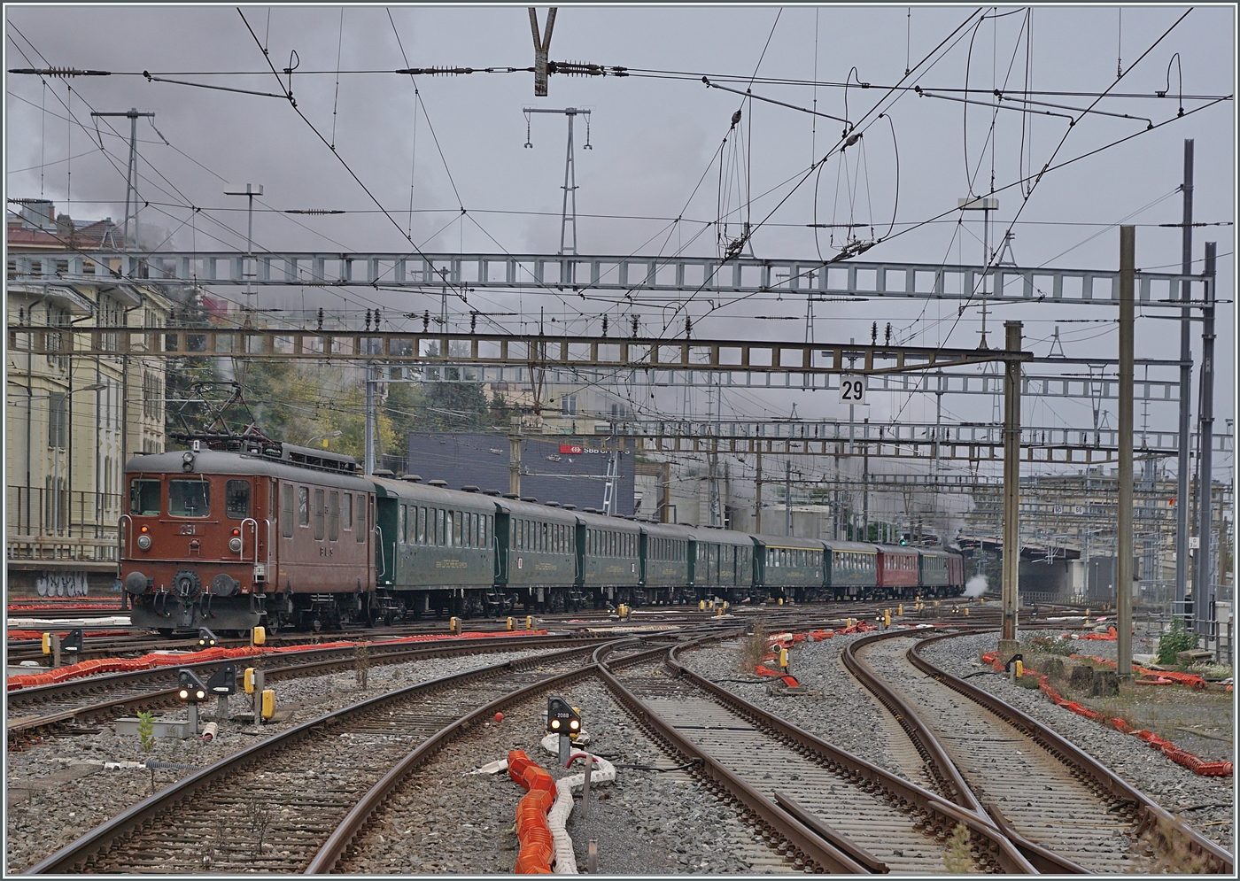 Mit der (ex) SNCF 141 R 568 an der Spitze und der BLS Ae 4/4 251 am Schluss verlässt der stattliche  Train Chasse  der  L'Association 141R568 den Bahnhof von Lausanne

26. Okt. 2024