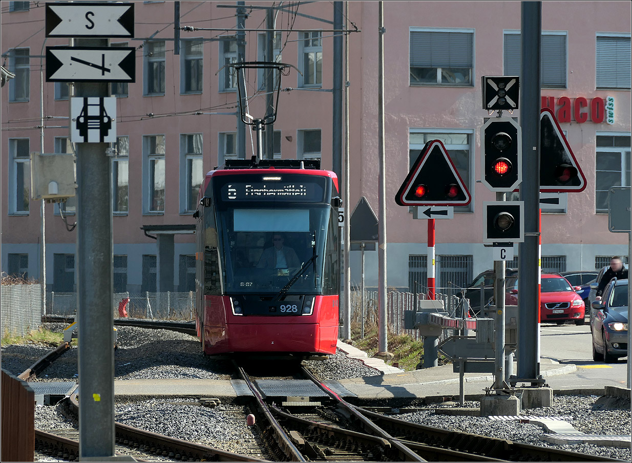 Mit Peter unterwegs in Bern - 

Die in Richtung Bern fahrende Tramlink 928-Straßenbahn erreicht hier den Halt Gümligen Bahnhof wo in die Berner S-Bahn umgestiegen werden kann.

07.03.2025
