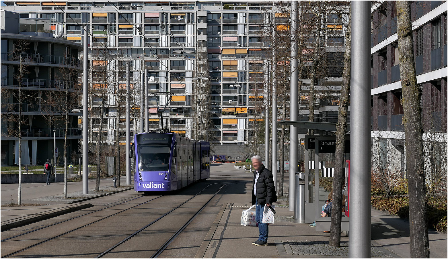 Mit Peter unterwegs in Bern - 

In Brünnen gibt es neben dem großen Einkaufszentrum auch moderne Geschosswohnbauten, die so ein bisschen an die Banlieues in französischen Großstädten erinnern.  

Hier erreicht Combino Classic 651 die vorletzte Haltestelle der Linie 8, Ramuzstraße.

07.02.2025 