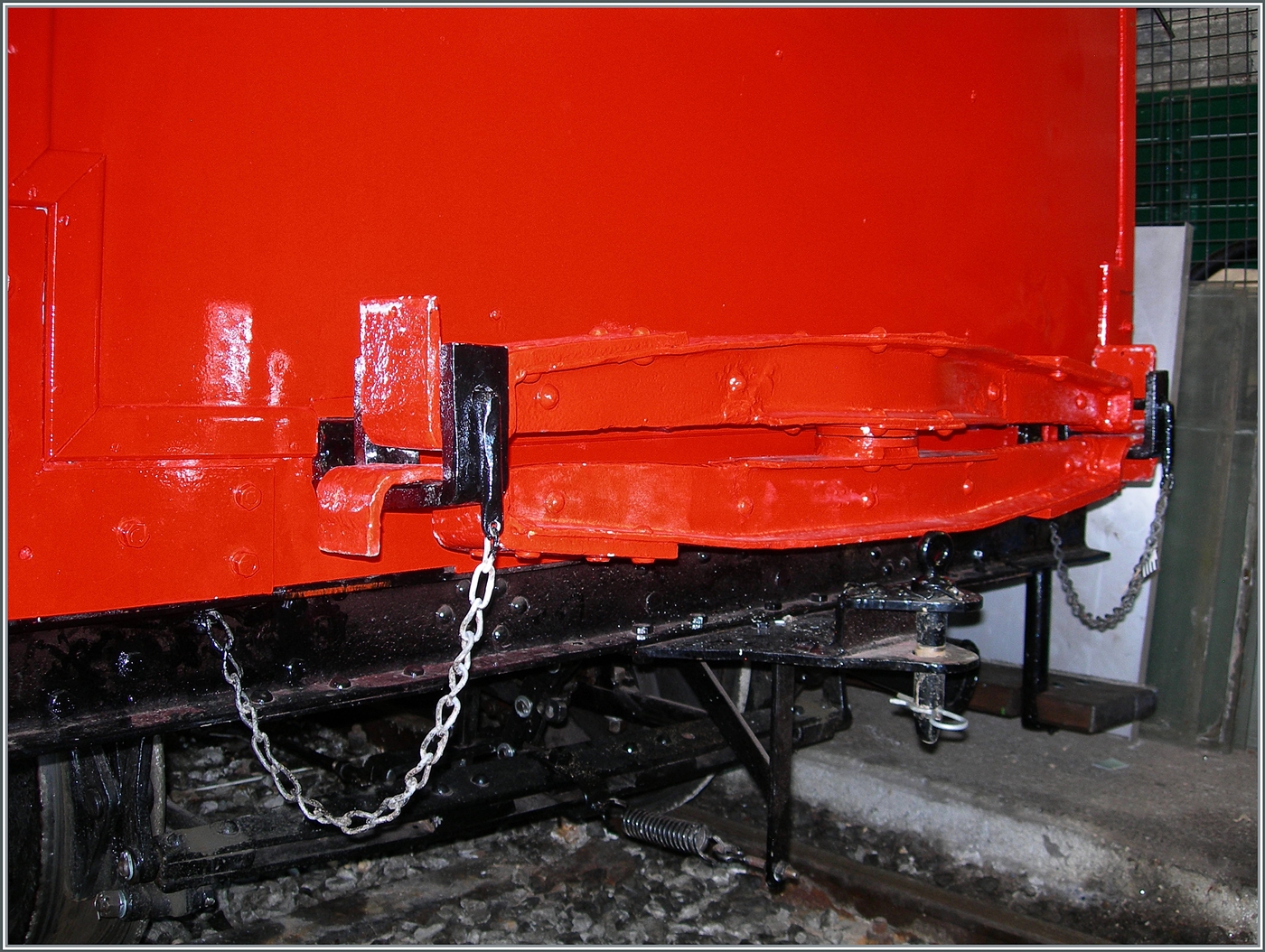 Nach dem Herbstevent  Autour de la voie ferrée / Rund um die eiserne Bahn  steht die Dm 2/2 N° 2 wieder im Museum von Chaulin und bietet Gelegenheit sie nochmals genau anzuschauen, insbesondere die demontierbare  Dreischeibe , welche dem  Biniou  erlaubt, freizügig die Strecke zu verlassen oder die Fahrtrichtung zu wechseln.
Hier im Bild der Quersteg der  Drehscheibe . 

21. Sept. 2024