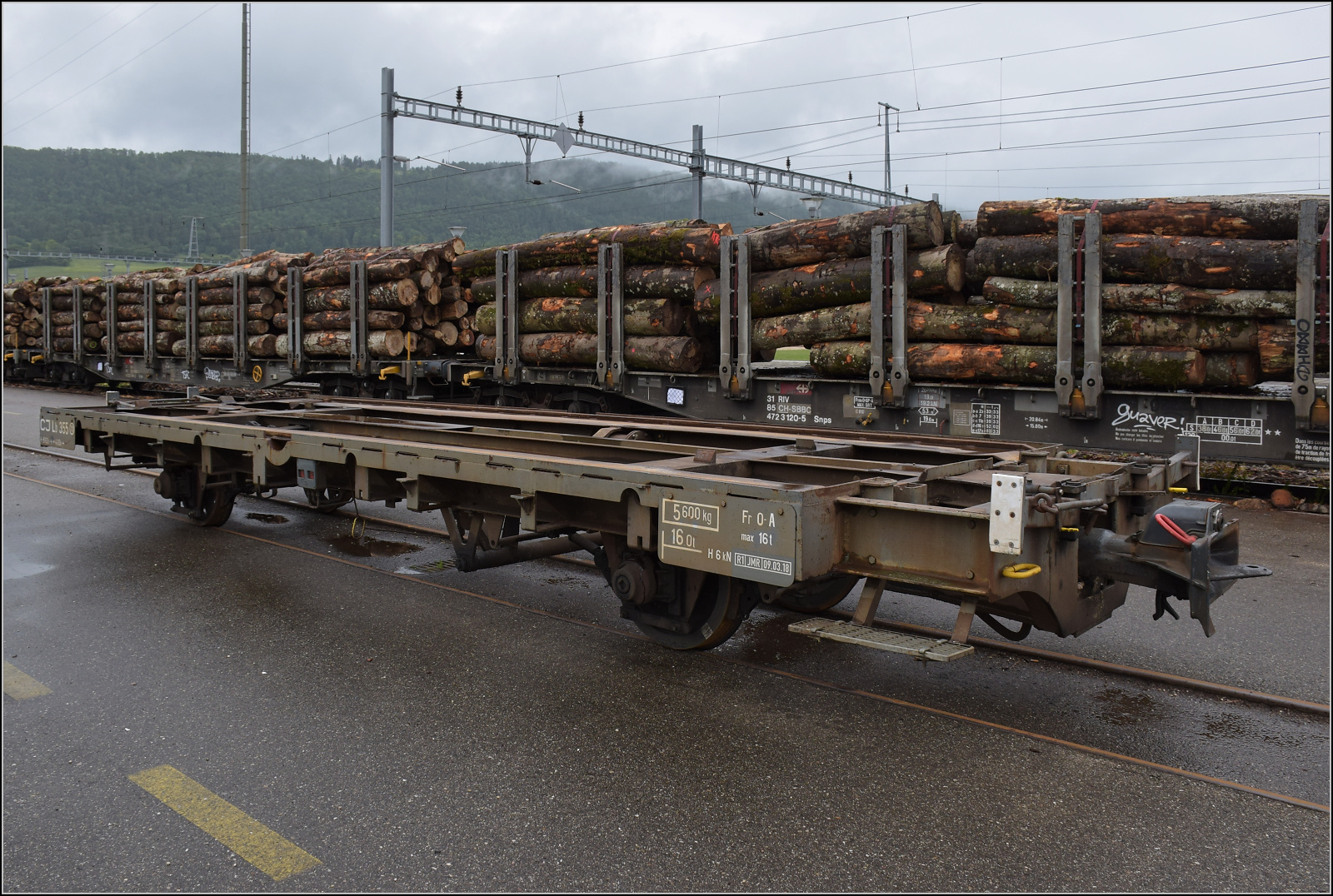 Nicht mehr ganz taufrisch ist der G�terwagen Lb 335 der CJ. Eine Achse mit einfachen Speichenr�dern deutet auf ein ebenso biblisches Alter hin, wenn auch eher nicht �ber 100 Jahre.