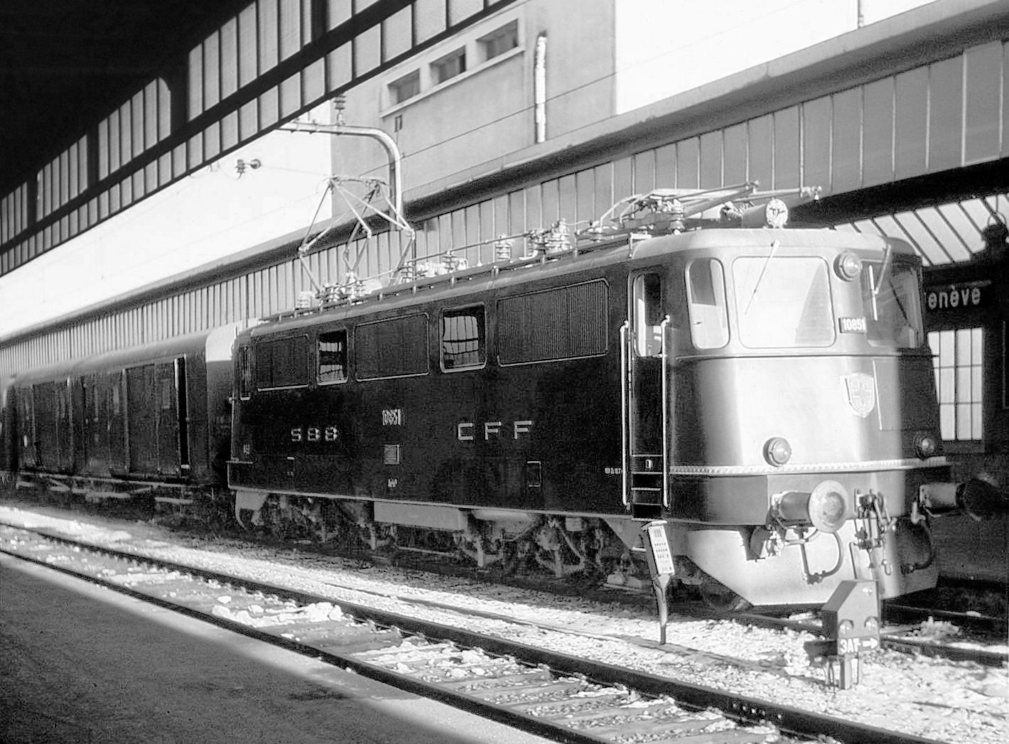 Noch ein Bild von der Ae4/6 III in einem Dienst Gen�ve - La Plaine. Diese Lok wurde aus Bestandteilen der Gasturbinen-Versuchslok 1101 (BBC) von 1938 (abgestellt 1954) aufgebaut. Sie konnte unter 3 Stromsystemen fahren, n�mlich Wechselstrom CFF 15 kV 16 2/3 Hz, SNCF 25 kV 50 Hz und Gleichstrom 1500 V. Am Ende fuhr sie nur noch unter Gleichstrom und wurde 1978 ausrangiert. Die f�r einen modernen Wagenkasten interessante Achsfolge war (1A) Bo (A1), wobei die 4 Triebachsen recht gross waren. Aufnahme 1.Januar 1969. 