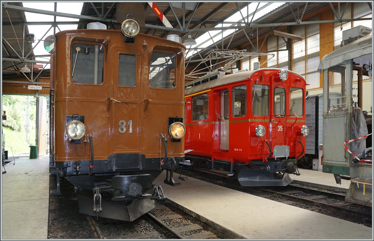 Noch ein paar Tage und die Türen der Blonay Chamby Bahn für die Saison 2024 werden sich öffnen. Das Bild zeigt den restaurieren RhB ABe 4/4 I 35 und die nGe 4/4 81 im Dépôt von Chaulin. 

22. Mai 2023