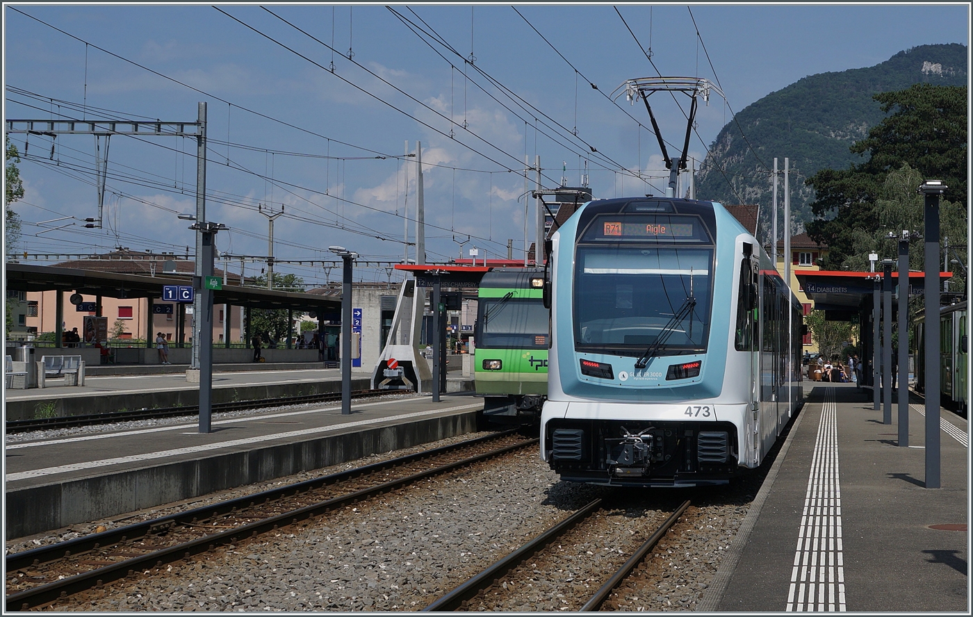 Nun besser zu sehen: der neue TPC ASD ABe 4/8 473  Glacier 3000  ist soeben von Les Diablerets in Aigle angekommen. 

3. August 2024