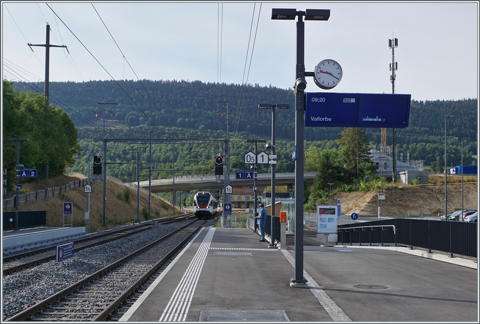 Obwohl man nun direkt von Vallée de Joux an den Genfer See fahren kann, stieg in Le Day um um nach Vallorbe zu fahren (und dann weiter zur TRAVYS nach Orbe). Ich konnte von Le Day nach Vallorbe eine HVZ S22 nutzen, ansonsten es nicht so einfach vom Vallée de Joux nach Vallorbe zu kommen. Ein Umstand, der sich mit dem Fahrplan 22/23 dann im Dez. 22 verbessert hat. 

15. Aug. 2023