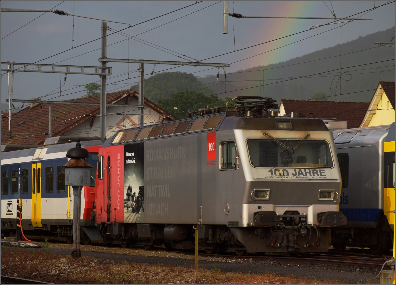 Persistenter Regenbogen in Balsthal.

Re 456 095 unter leuchtenden Farben. Juni 2023.
