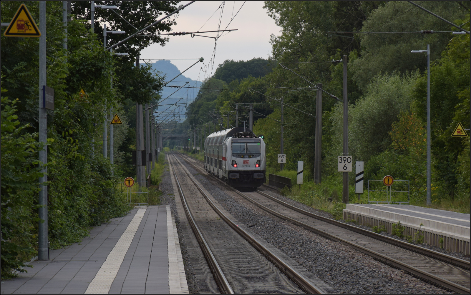 Radexpress Bodensee II. 

Mit dem Seehas auf Überholspur. Gleich mit zwei Zügen hätte ich den Radexpress überholen können. IC2 mit dem Wagenpark 2855 und 147 552 fährt nach Stuttgart. Dieser Zug fährt mittlerweile seit 7 Jahren nicht nach Zürich, wie ursprünglich vorgesehen. Im Hintergrund ist der Hegauvulkan Hohenstoffeln zu sehen. Böhringen, August 2024.