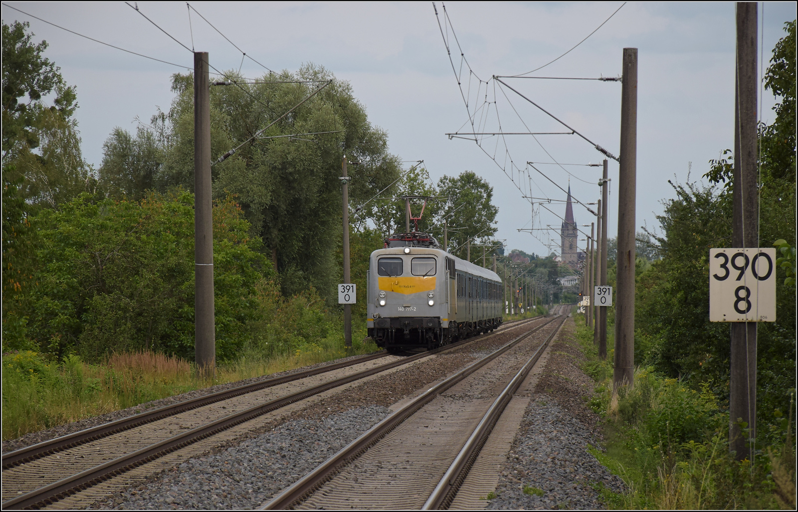 Radexpress Bodensee II.

Hier kommt der erwartete SVG-Radexpress mit der Elektro-NeSA 140 797. Wieder mit dem Radolfzeller Münster im Hintergrund. Radolfzell, August 2024.