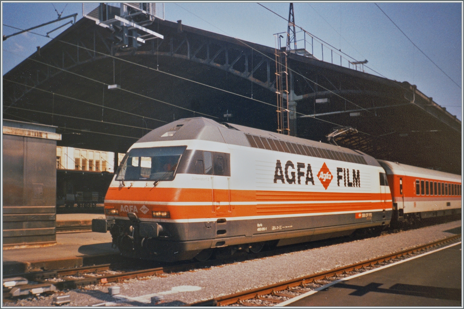 Re 460 015-1 mit EC Mont-Blanc in Lausanne 1995. Die Re 460 015-1 war die erste Werbelok und für mich ein der schönsten überhaupt.

Analogbild aus dem Jahre 1995