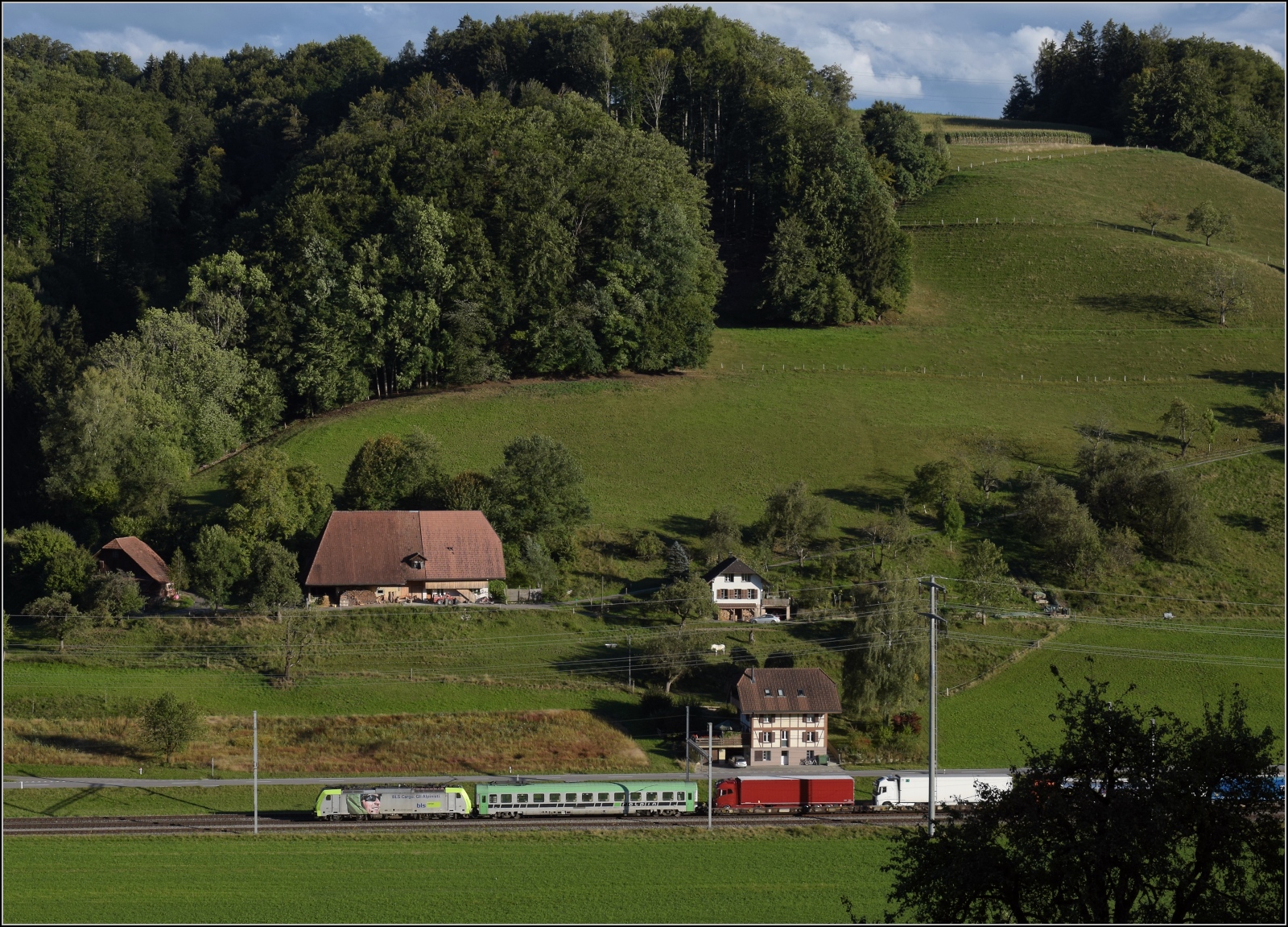 Re 486 509 mit Rola bei Riedtwil. September 2022. 
