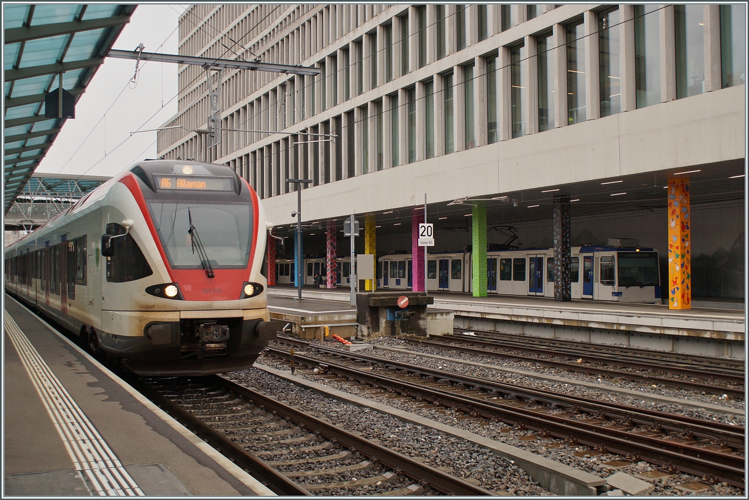 Renens VD: Links im Bild der SBB RABe 523 025 als R6 nach Allaman und Rechts im Bild zwei TL TSOL Be 4/6 (Be 558) als m1 nach Lausanne Flon. 

14. Dez. 2023