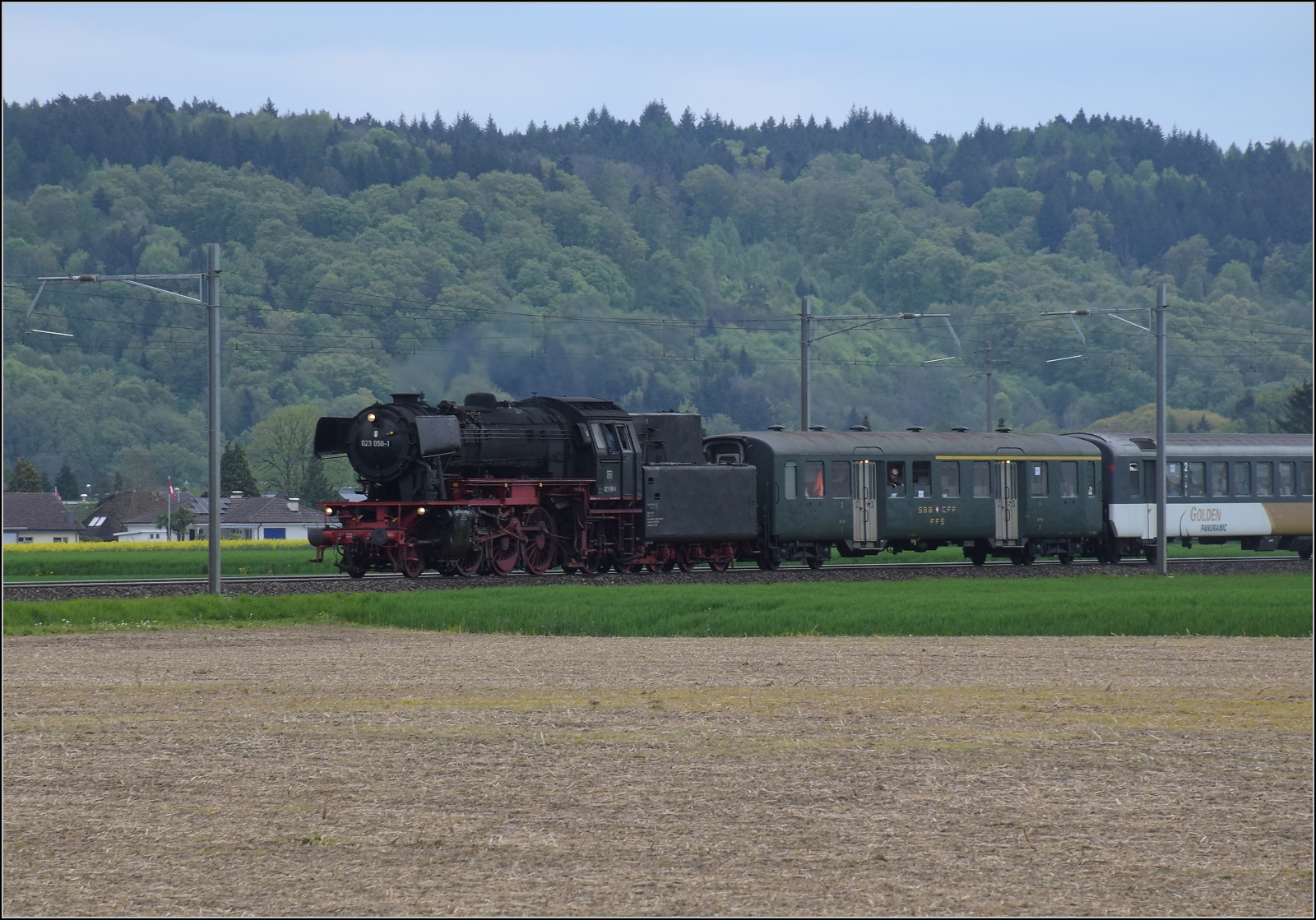 Rundfahrt vom Bodensee durchs Emmental mit 23 058 und Ae 4/7 11022.

Hier wird 23 058 offenbar mit Schmierdampf von Ae 4/7 11026 mitsamt Zug geschoben. Hendschiken, April 2023. 