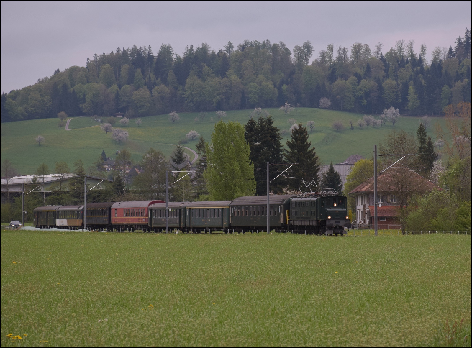 Rundfahrt vom Bodensee durchs Emmental mit 23 058 und Ae 4/7 11022.

Ae 4/7 11026 in Kleindietwil. April 2023. 