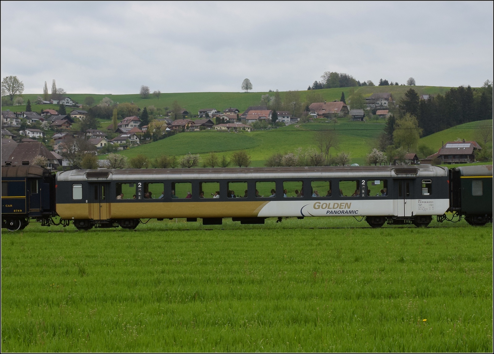 Rundfahrt vom Bodensee durchs Emmental mit 23 058 und Ae 4/7 11022.

EW I-Wagen B 472 in der Version Golden Pass der BLS zweite Klasse, heute dem Eurovapor geh�rend. Seine NVR-Nummer lautet 50 85 20 33 472-5 CH-EV. Die Lackierung d�rfte wohl auf absehbare Zeit in eine historische Version ge�ndert werden. Grund genug, den Wagen zuvor genauer zu betrachten. Brand bei Rohrbach, April 2023.