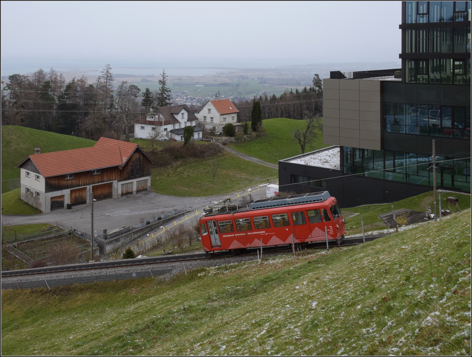 S26-BB-und-IGS-Minitreffen.

Die Strecke der Bergbahn Rheineck-Walzenhausen mit BDeh 1/2 1 'Liseli' in Walzenhausen. Februar 2023.

Hier ist Bild ausrichten eine Qual, bei kleineren Ausschnitten geht es so einigermassen.