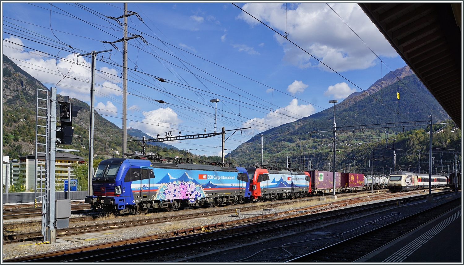 SBB Vectrom warten in Brig mit einem Güterzug auf die Weiterfahrt in Richtung Norden. 

11. Okt. 2022