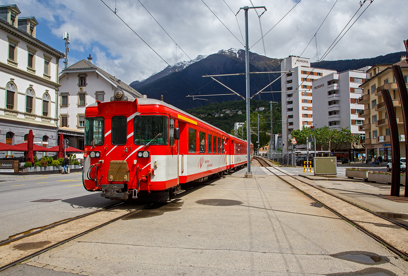 Steuerwagen voraus (ABt 4153, Typ SIG1 Baujahr 1972) erreicht der Regionalzug von Andermatt nach Visp der Matterhorn-Gotthard-Bahn (MGB) am 25.05.2023 den Bahnhof (Vorplatz) Brig. Schubtriebfahrzeug war der Gepäcktriebwagen Deh 4/4 II - 96  Münster  .