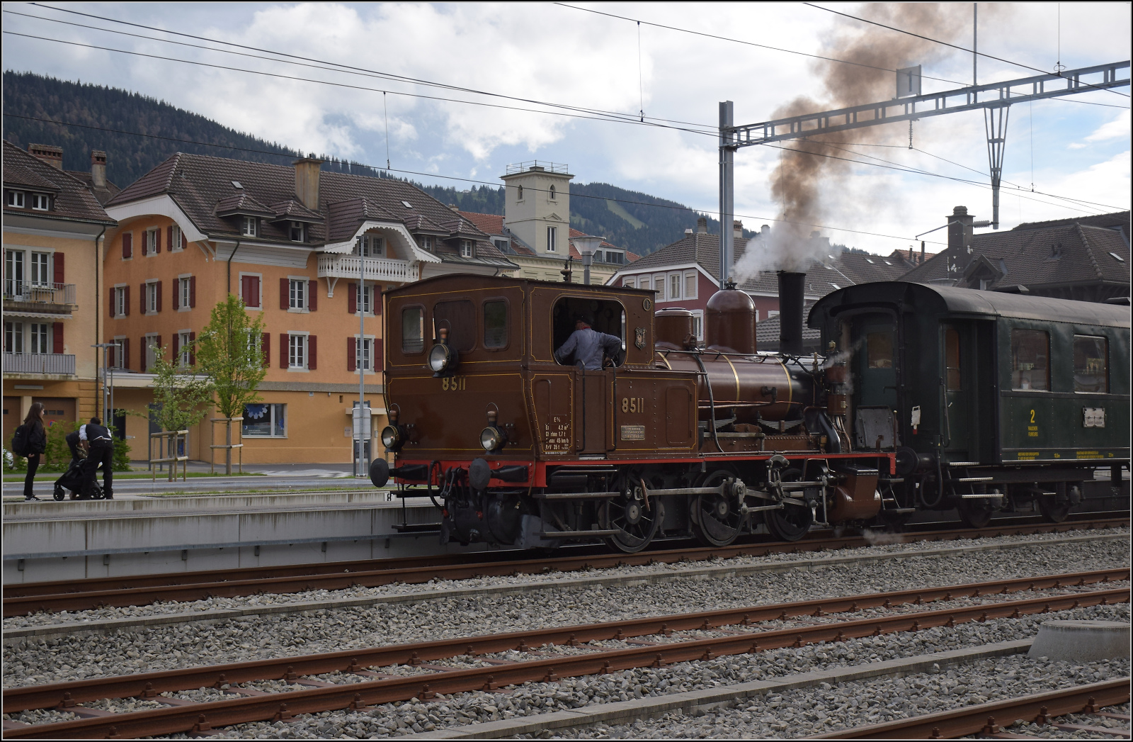 Train du Terroir.

E 3/3 5811 in Fleurier. Auch für die ganz Kleinen ist die Show beeindruckend. Mai 2024.