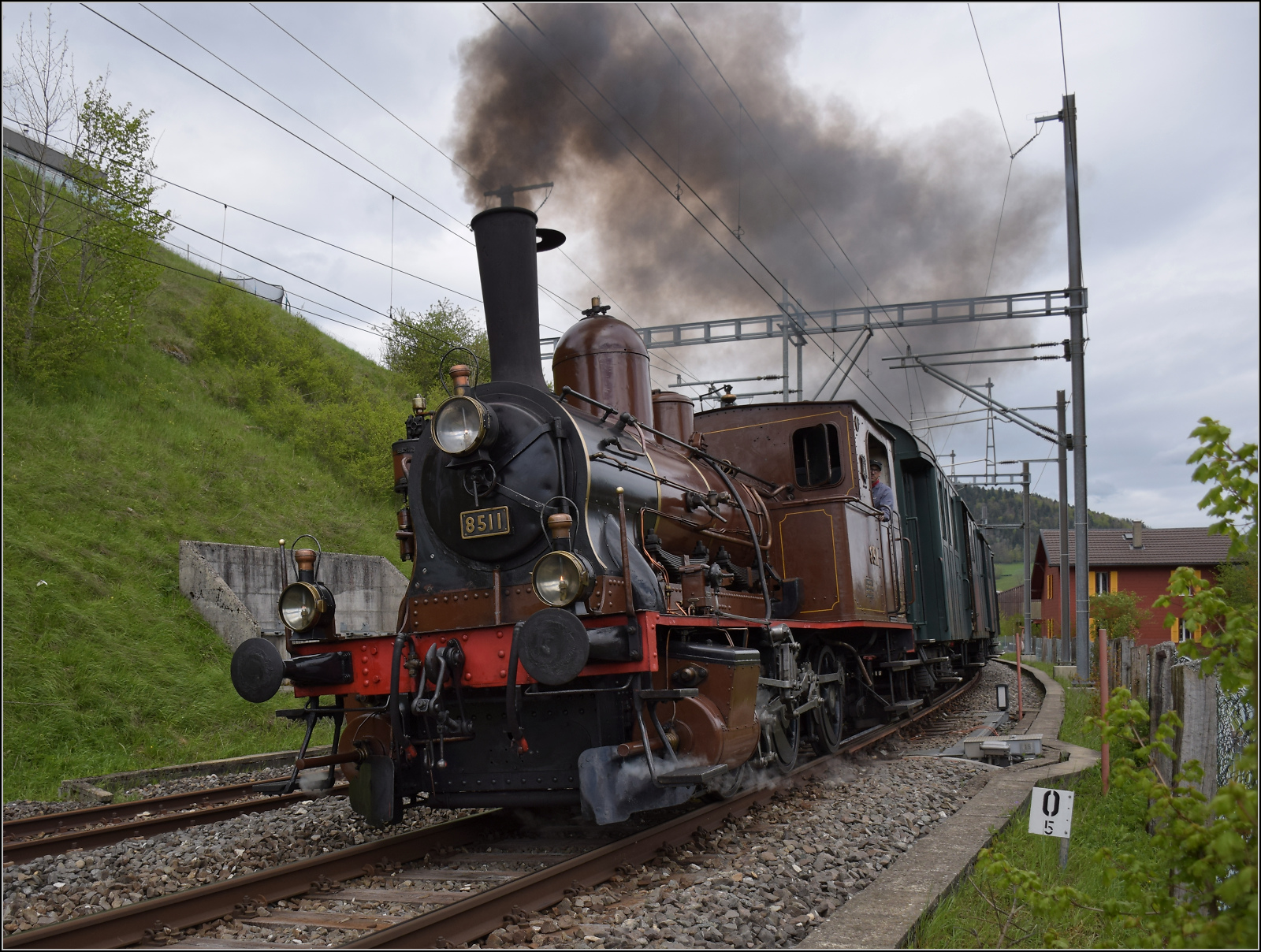 Train du Terroir.

E 3/3 5811 bei Ausfahrt aus Travers. Mai 2024.