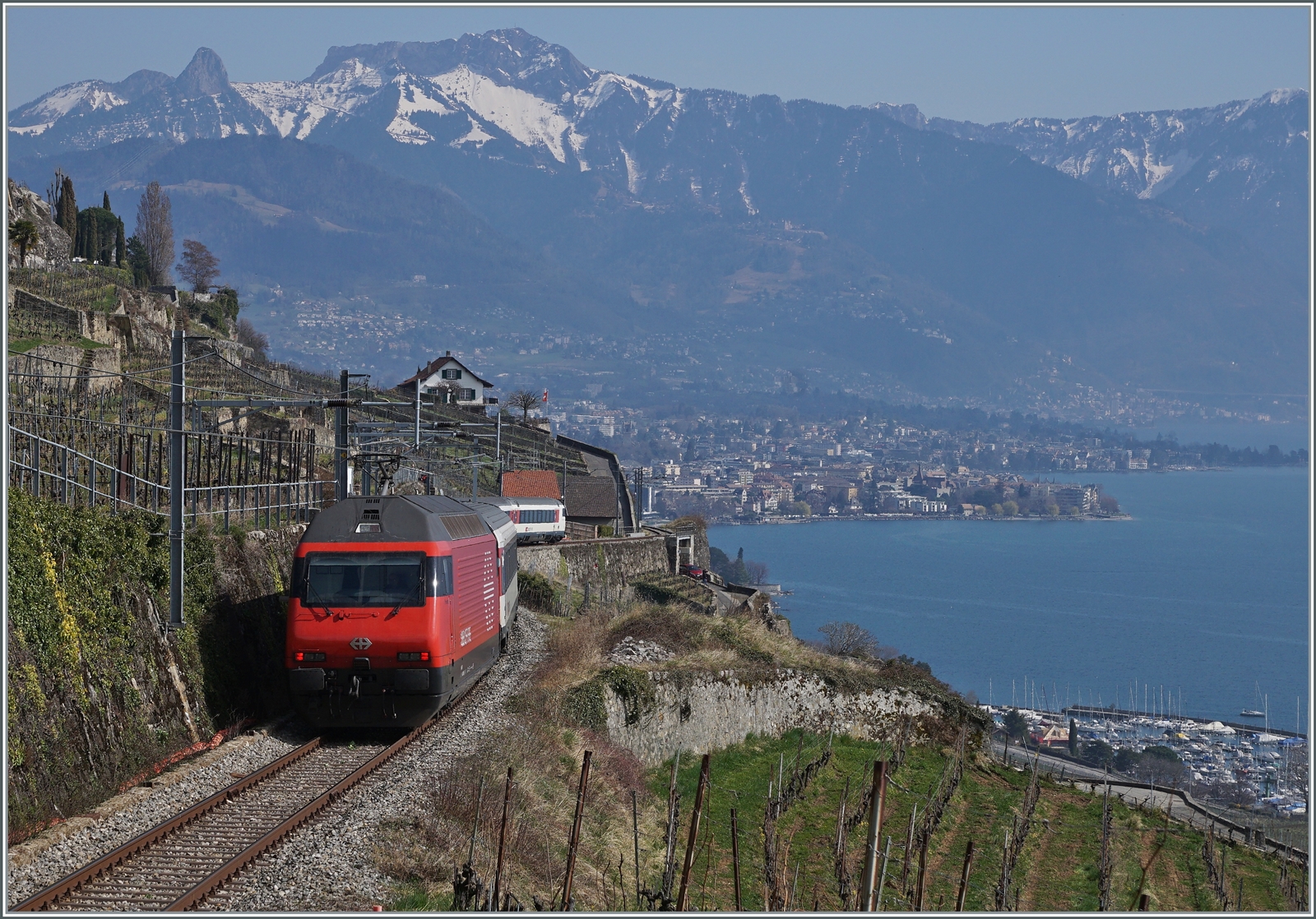 Umleitungsverkehr via die  Train de Vignes -Strecke und Palézieux statt dem See entlang. Die ist für die Reisenden mit einem Zeitverlust verbunden, beschert aber herrliche Ausblicke 

Eine SBB Re 460 ist oberhalb von St-Saphorin mit einem IR 90 auf dem Weg in Richtung Vevey.

20. März 2022