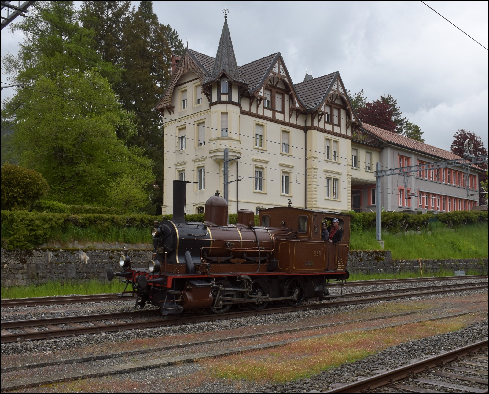 Vapeur Val-de-Travers: Train  Au fil de l'Areuse .

E 3/3 8511 umfährt in Travers ihren Zug. Mai 2023.