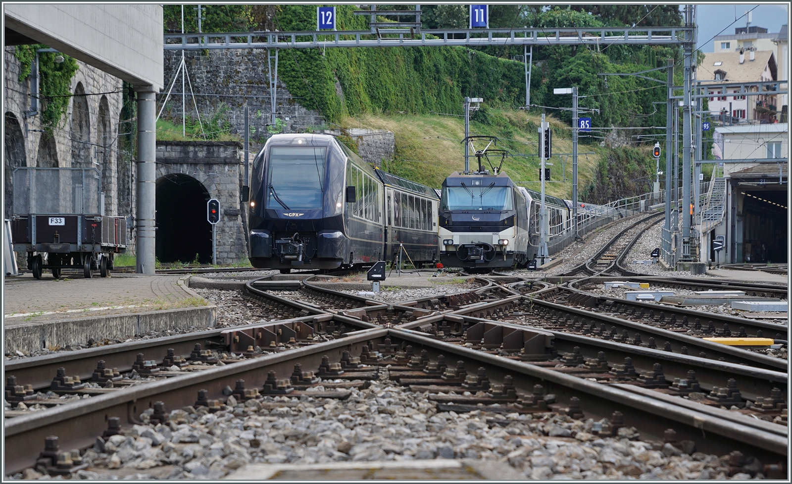 Vom äussersten Ende des Bahnsteiges in Montreux gleitet der Blick zu zwei MOB GoldenPass Express Kompositionen, wobei der im linken Bildteil zu sehende in wenigen Minuten als GPX 4068 am Bahnsteig bereitgestellt wird.
Ganz links im Bild ist noch der Rochers de Naye Vorstellwagen F33 zu erkennen. 

3. August 2024