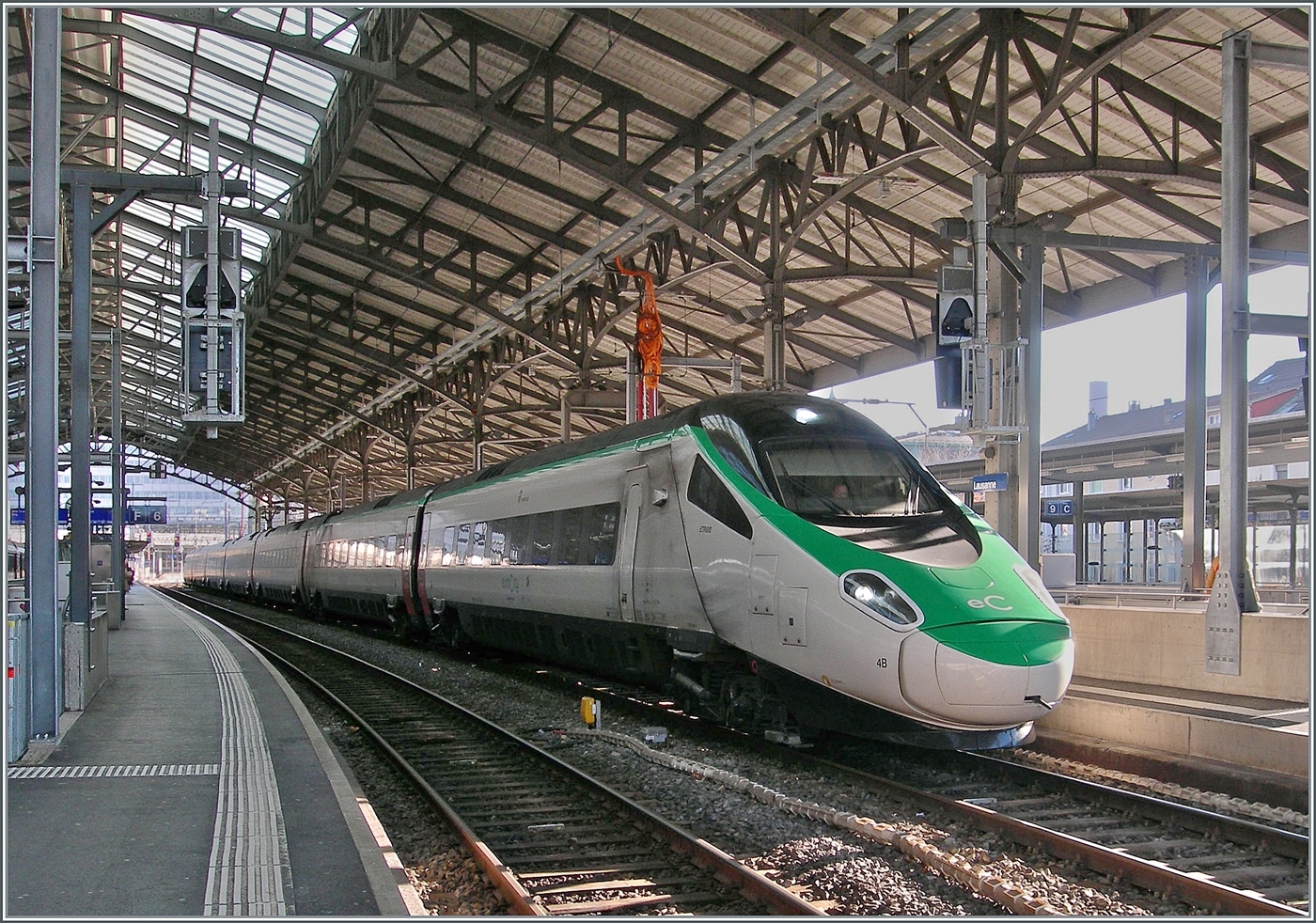 Vor ein paar Wochen, bei der Ankündigung von SBB und TI in Milano von neuen Direktverbindungen ab Zürich nach Livorno und Firenze wurde auch gleich ein grüner Pinocchio der Presse vorgestellt. Demnach unterzieht Treniatlia ihre ETR 610 einer Renovation, zu welcher auch ein Anstrich in den neuen eC Farben gehört. Heute gelang es mir endlich einen solchen ETR 610 zu fotografieren, auch wenn Ort und Licht nicht ideal waren. Der FS Trenitlia ETR 610 004 ist als EC 40 von Milano nach Genève unterwegs und zeigt sich beim Halt in Lausanne. Interessanterweise fehlt dem Zug der in Italien obligatorische rote Warnbalkan an der Front. Die erste Begegnung mit dem  neuen  ETR 610 war interessant und es wird sicher noch weitere Bilder bei bessern Verhältnissen geben, sie war aber auch Ansporn, die  alte  Farbgebung noch so oft wie möglich festzuhalten.

16. Dezember 2024