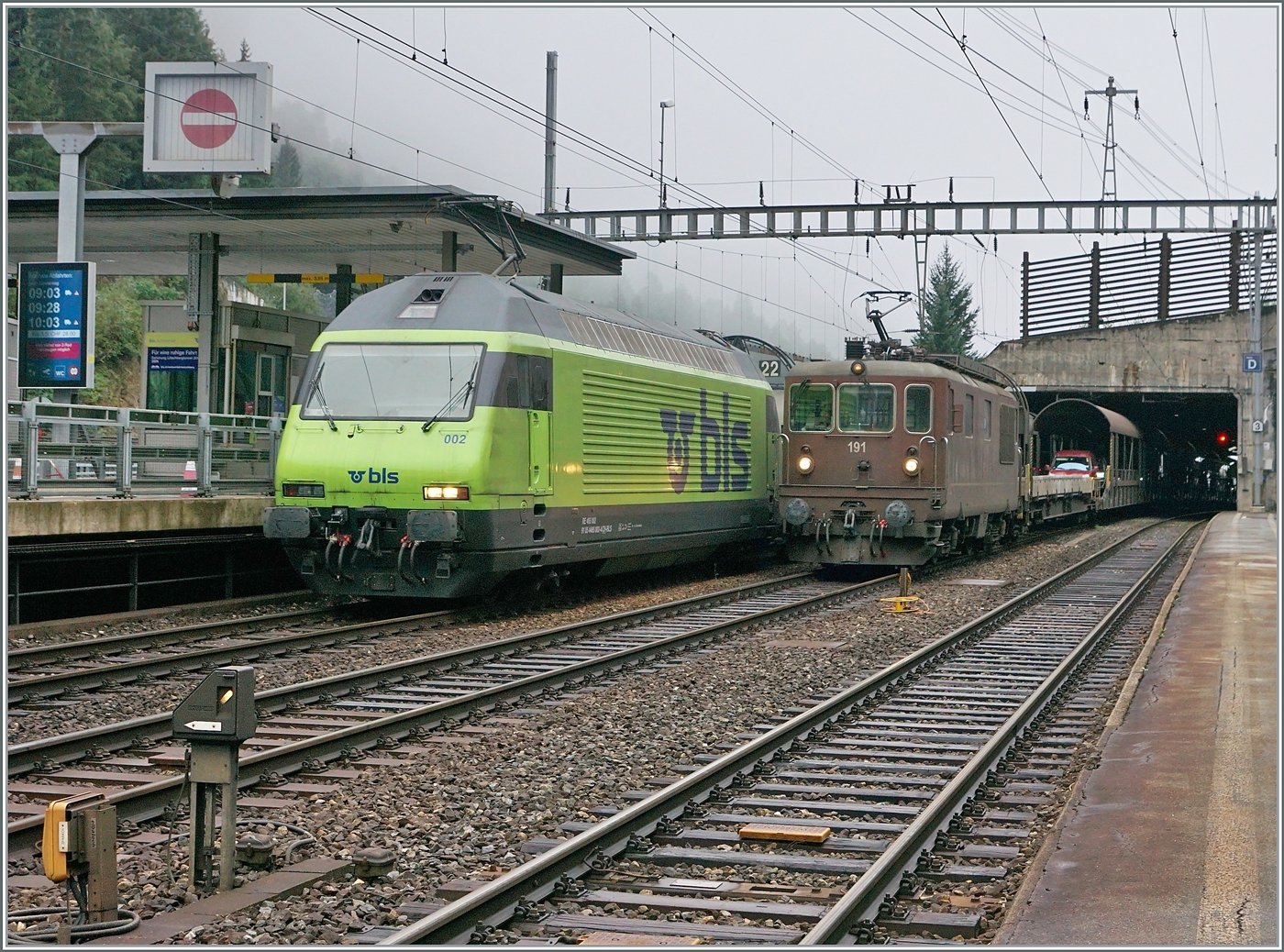 Während die BLS RE 465 002 mit ihrem Autotunnelzug von Kandersteg Goppenstein erreicht hat, verlässt die BLS Re 4/4 191 mit ihrem Autotunnelzug (AT3) Goppenstein in Richtung Kandersteg. 

12. Sept. 2024