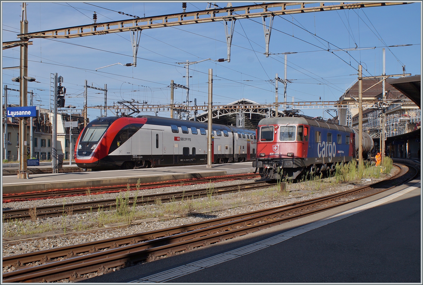Während der SBB RABe 502  Twidexx  auf dem Weg von St. Gallen nach Genève-Aéroport kurz in Lausanne hält, verlässt die SBB Re 620 068-7 mit ihrem Güterzug in Richtung Wallis. 

22. Aug. 2024