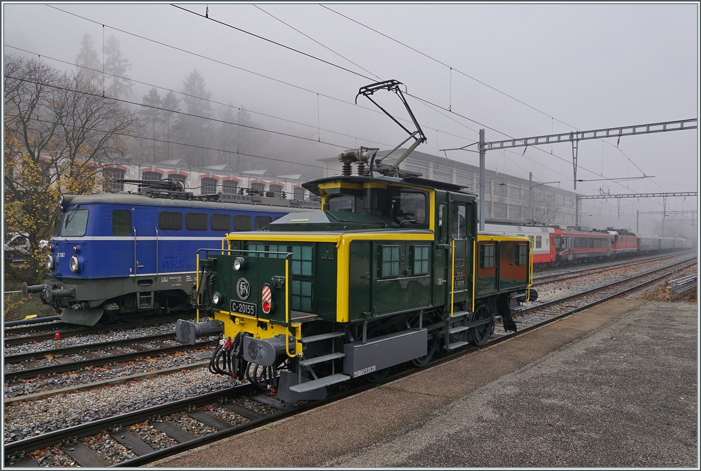 Wenn eine ex SNCF Lok eine ex ÖBB Lok trifft, ist dies ein Bild wert, selbst bei diesem Nebelwetter. Die SNCF C 20155 UIC N° 97 85 1 932-0 (ex SBB Ee 3/3 II 1615, ex SNCF C 20155) führt im Rahmen der offen Tür in Balsthal Führerstandsfahrten Balsthal - Klus - Balsthal aus und erreicht den Bahnhof Klus, während die ex ÖBB 1042 007 (heutige UIC Nummer 91 85 1042 007-1) Besitzer unbekannt, hier abgestellt ist. 8. November 2025