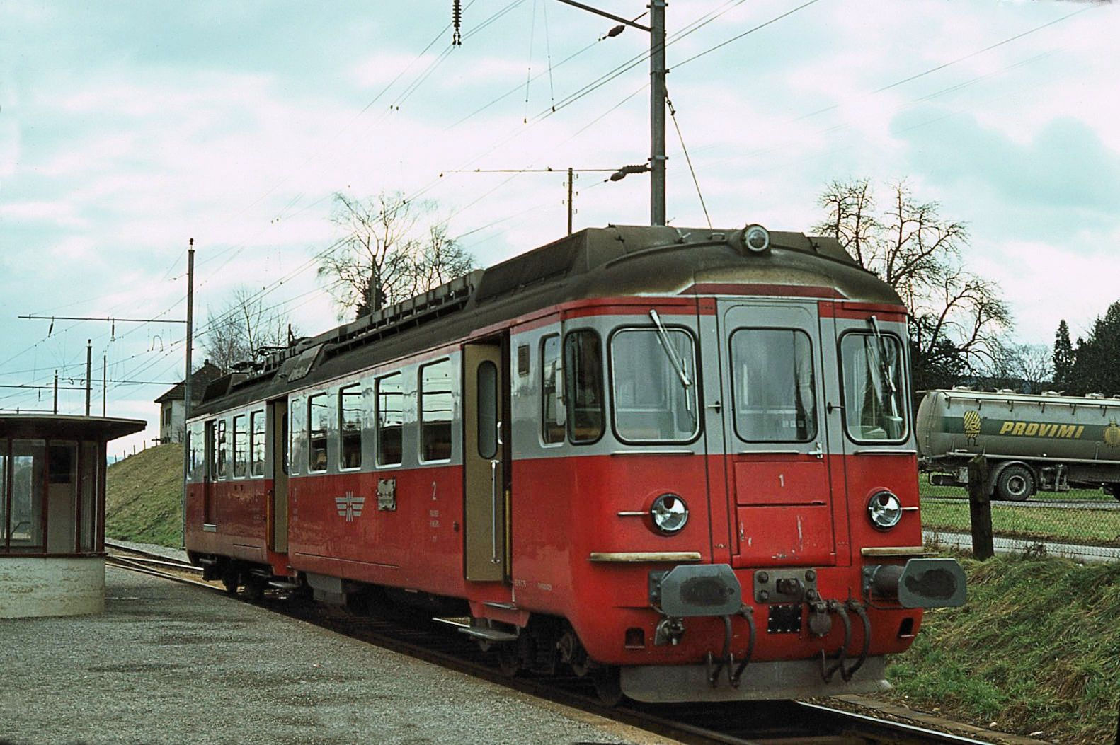 Wohlen-Meisterschwanden Bahn: Triebwagen 1 von 1966 abfahrbereit in Wohlen, 23.Januar 1976 