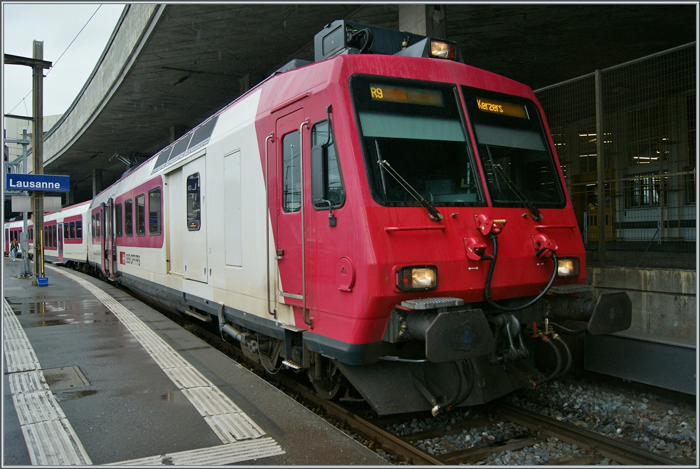 Ziemlich Bildfüllend zeigt sich einer der beiden (ex TRAVYS) RBDe 560  Domino  der in Lausanne von Gleis 70 in Kürze nach Kerzers fahren wird.

4. Juli  2024
