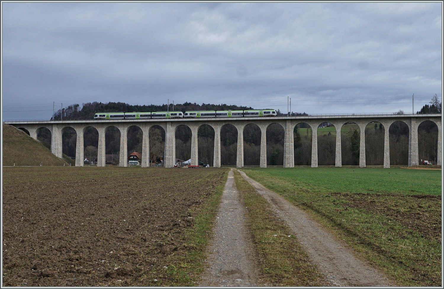 Zwei BLS NINA RABe 525 sind als S 5 15537 von Kerzers nach Bern unterwegs und fahren über den Gümmenenvidukt der die Saane überbrückt und 393 Meter lang ist. 

24. Jan. 2024