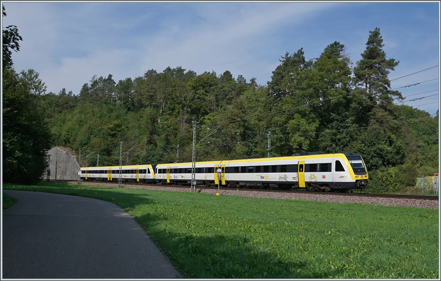 Zwei DB Dieseltriebwagen 612 sind bei Thayngen als IRE 3 auf dem Weg nach Basel Bad. Bf. 

30. Aug. 2022
