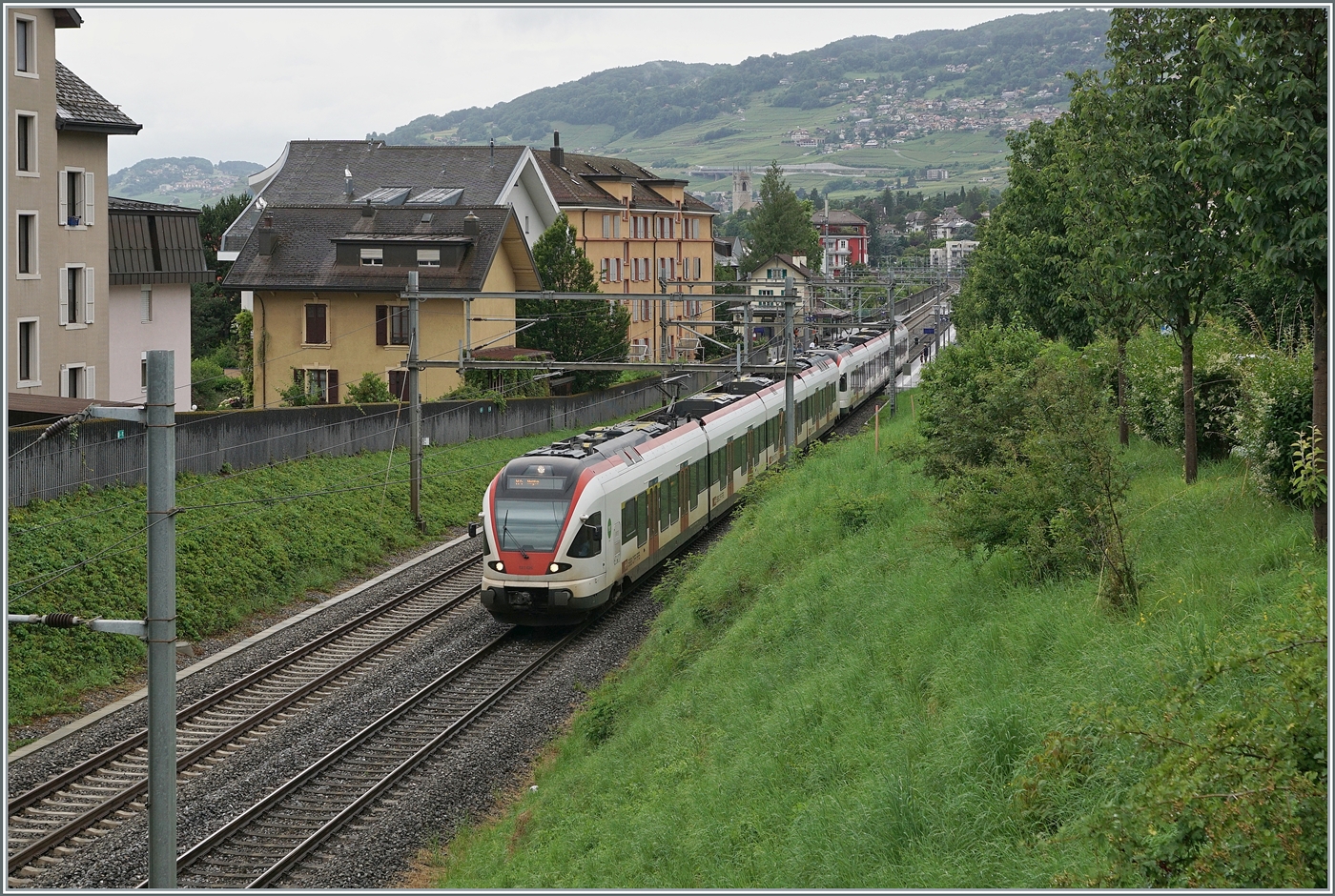 Zwei SBB RABe 523 verlassen den Halt La Tour de Peilz als R4 in Richtung Aigle. 

21. Juni 2024