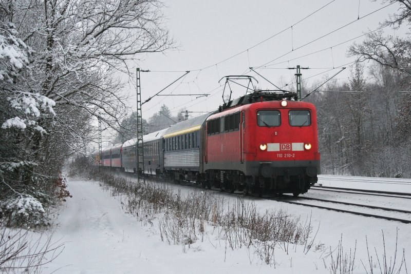 110 210 mit DZ 13217 (Utrecht – Bischofshofen) am 21.02.2009 im winterlichen Haar (bei Mnchen).